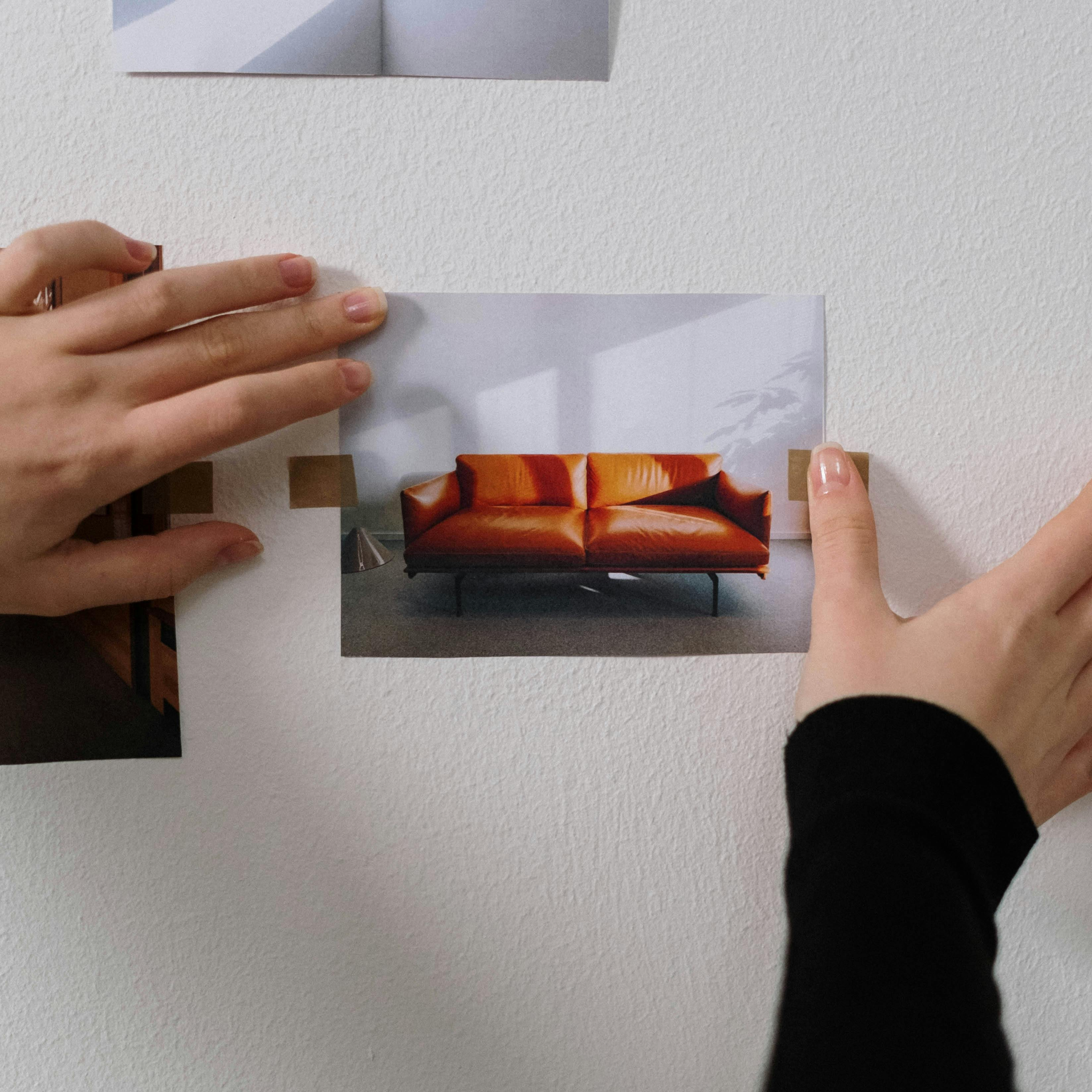 Person sticking a Picture on a Moodboard